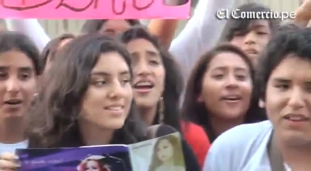 Demi Lovato Llego A Perú Y Saludo A Sus Fans  2012 03797