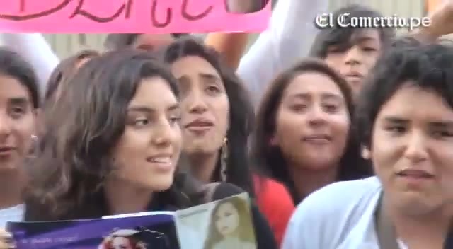 Demi Lovato Llego A Perú Y Saludo A Sus Fans  2012 03826
