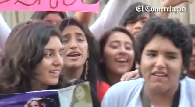 Demi Lovato Llego A Perú Y Saludo A Sus Fans  2012 03898