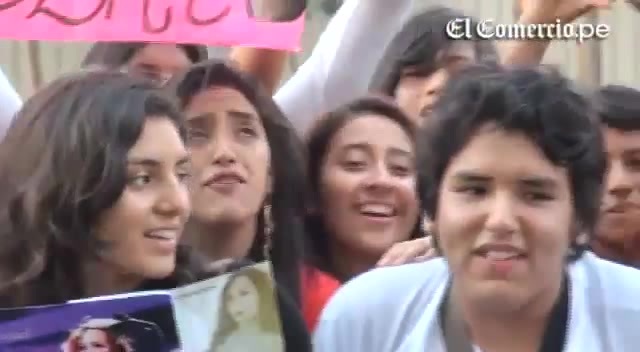 Demi Lovato Llego A Perú Y Saludo A Sus Fans  2012 03945