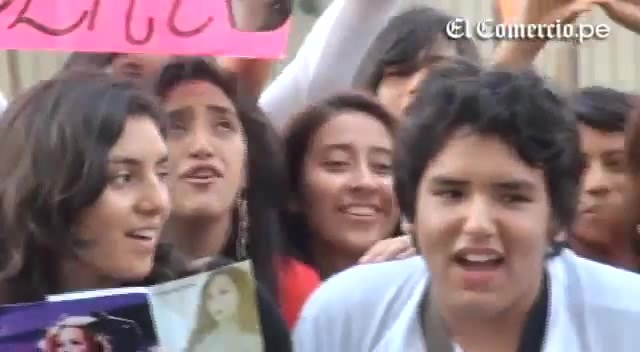 Demi Lovato Llego A Perú Y Saludo A Sus Fans  2012 03970