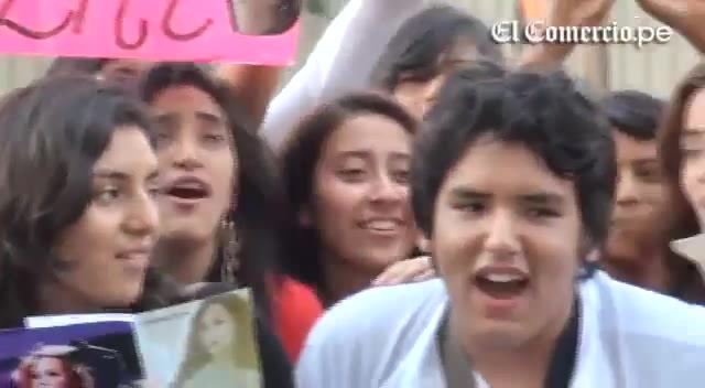 Demi Lovato Llego A Perú Y Saludo A Sus Fans  2012 03993
