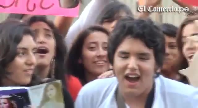Demi Lovato Llego A Perú Y Saludo A Sus Fans  2012 04016