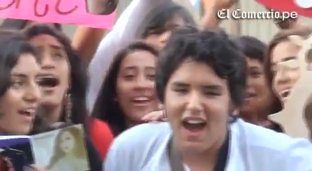 Demi Lovato Llego A Perú Y Saludo A Sus Fans  2012 04028