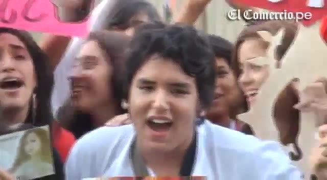 Demi Lovato Llego A Perú Y Saludo A Sus Fans  2012 04117