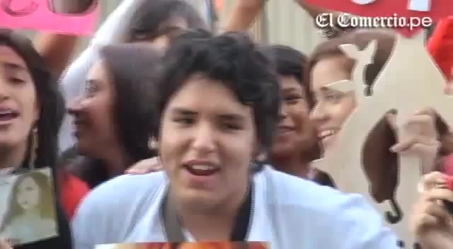 Demi Lovato Llego A Perú Y Saludo A Sus Fans  2012 04147