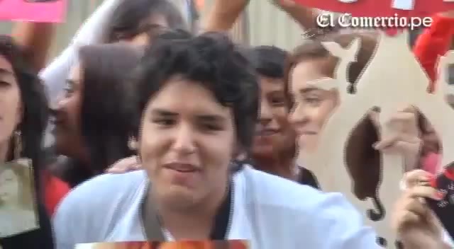 Demi Lovato Llego A Perú Y Saludo A Sus Fans  2012 04193