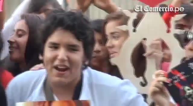 Demi Lovato Llego A Perú Y Saludo A Sus Fans  2012 04228