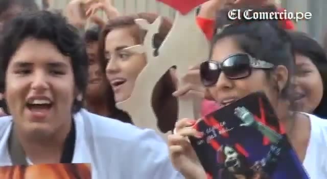 Demi Lovato Llego A Perú Y Saludo A Sus Fans  2012 04412