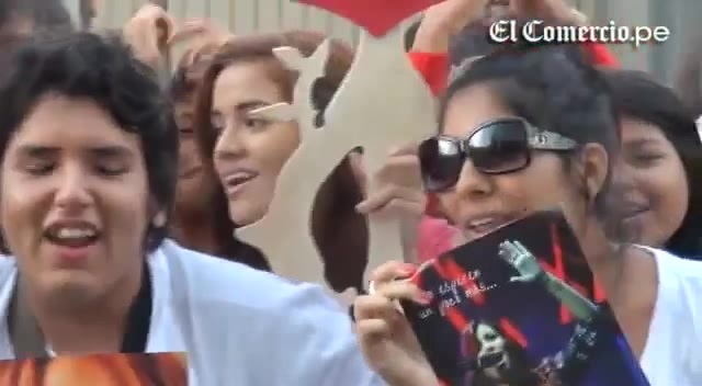 Demi Lovato Llego A Perú Y Saludo A Sus Fans  2012 04439