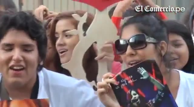 Demi Lovato Llego A Perú Y Saludo A Sus Fans  2012 04469