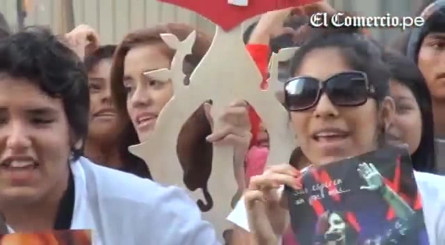 Demi Lovato Llego A Perú Y Saludo A Sus Fans  2012 04557