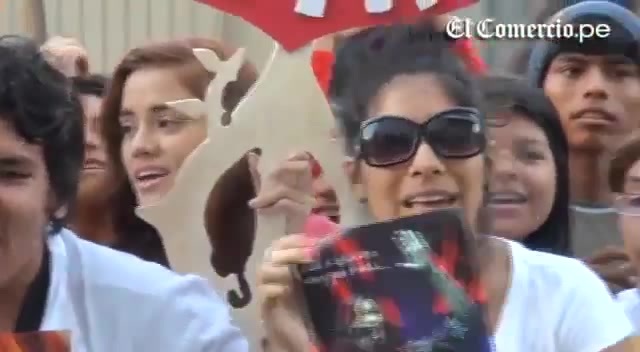 Demi Lovato Llego A Perú Y Saludo A Sus Fans  2012 04663