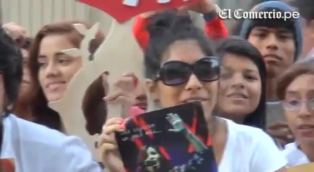 Demi Lovato Llego A Perú Y Saludo A Sus Fans  2012 04735