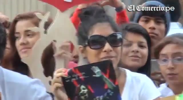 Demi Lovato Llego A Perú Y Saludo A Sus Fans  2012 04757