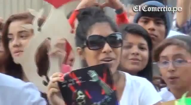 Demi Lovato Llego A Perú Y Saludo A Sus Fans  2012 04778