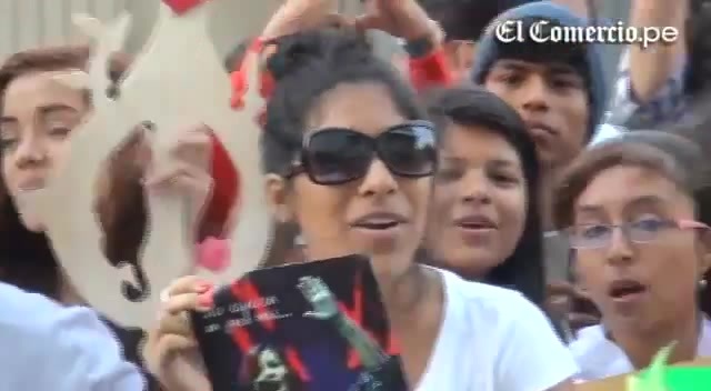 Demi Lovato Llego A Perú Y Saludo A Sus Fans  2012 04802