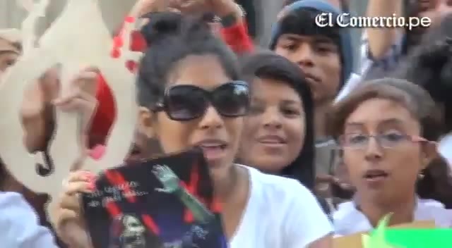 Demi Lovato Llego A Perú Y Saludo A Sus Fans  2012 04863