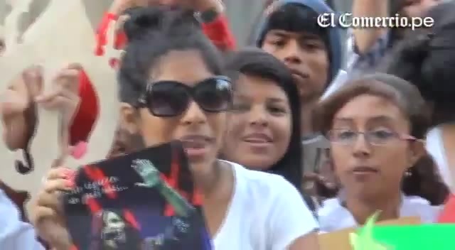 Demi Lovato Llego A Perú Y Saludo A Sus Fans  2012 04910 Demi Lovato Llego A Perú Y Saludo A Sus Fans  2012 04910