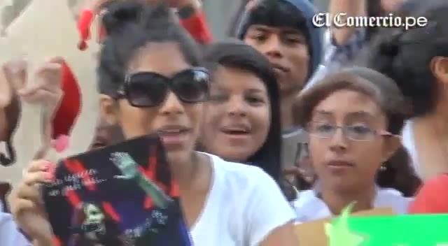 Demi Lovato Llego A Perú Y Saludo A Sus Fans  2012 04936 Demi Lovato Llego A Perú Y Saludo A Sus Fans  2012 04936