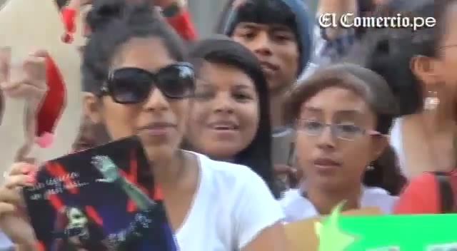 Demi Lovato Llego A Perú Y Saludo A Sus Fans  2012 04949 - Demi - Llego A Peru Y Saludo A Sus Fans 2012 Part oo9