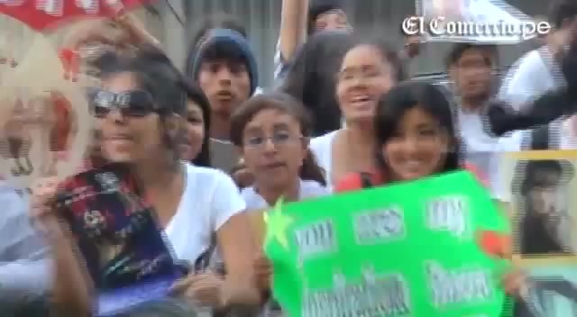 Demi Lovato Llego A Perú Y Saludo A Sus Fans  2012 05132