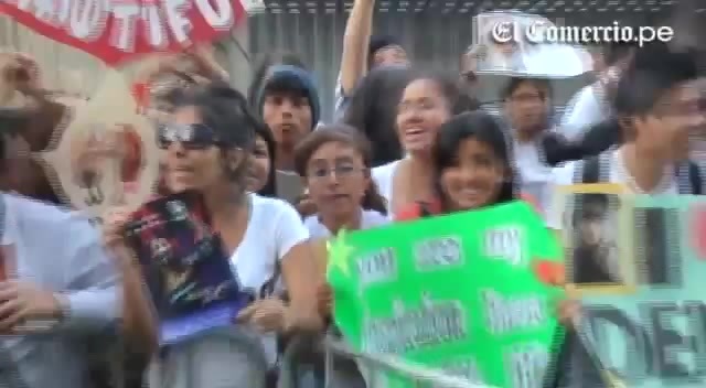 Demi Lovato Llego A Perú Y Saludo A Sus Fans  2012 05163
