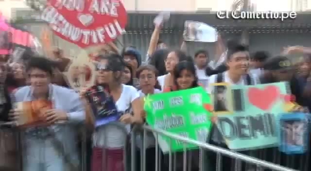 Demi Lovato Llego A Perú Y Saludo A Sus Fans  2012 05215