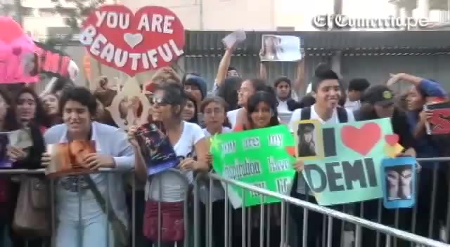Demi Lovato Llego A Perú Y Saludo A Sus Fans  2012 05252