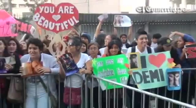 Demi Lovato Llego A Perú Y Saludo A Sus Fans  2012 05270