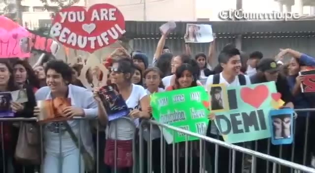 Demi Lovato Llego A Perú Y Saludo A Sus Fans  2012 05298