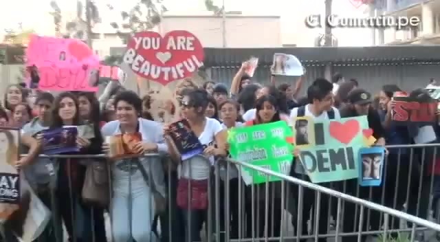 Demi Lovato Llego A Perú Y Saludo A Sus Fans  2012 05510