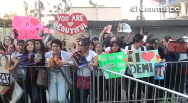 Demi Lovato Llego A Perú Y Saludo A Sus Fans  2012 05518