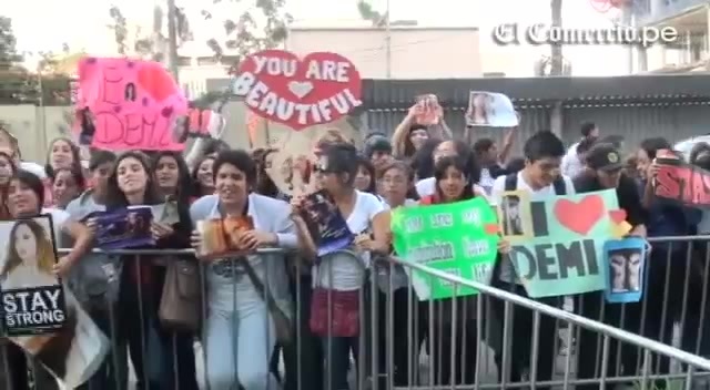 Demi Lovato Llego A Perú Y Saludo A Sus Fans  2012 05640
