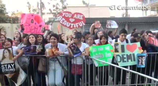 Demi Lovato Llego A Perú Y Saludo A Sus Fans  2012 05699