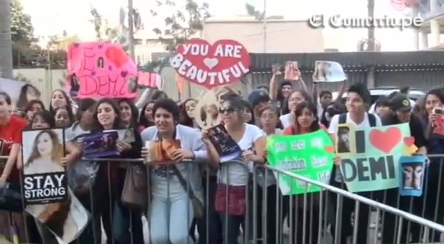 Demi Lovato Llego A Perú Y Saludo A Sus Fans  2012 05833
