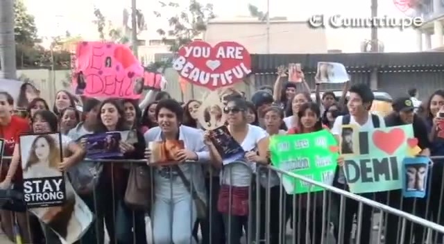 Demi Lovato Llego A Perú Y Saludo A Sus Fans  2012 05903