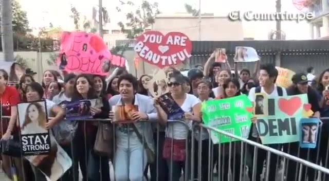 Demi Lovato Llego A Perú Y Saludo A Sus Fans  2012 05963