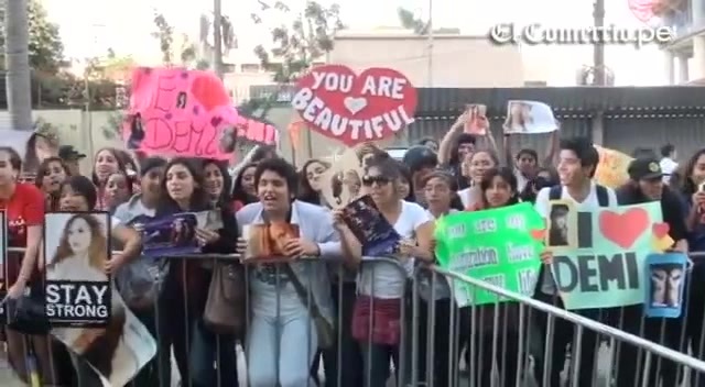 Demi Lovato Llego A Perú Y Saludo A Sus Fans  2012 05990