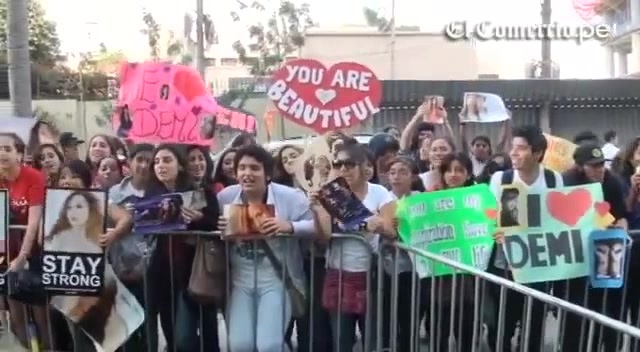 Demi Lovato Llego A Perú Y Saludo A Sus Fans  2012 06020