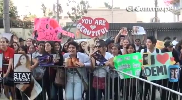 Demi Lovato Llego A Perú Y Saludo A Sus Fans  2012 06047