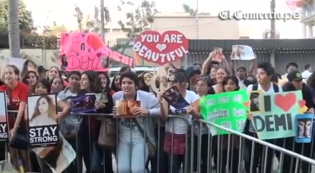 Demi Lovato Llego A Perú Y Saludo A Sus Fans  2012 06123