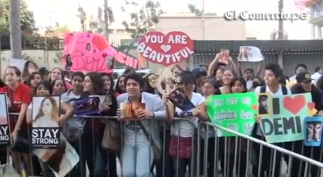 Demi Lovato Llego A Perú Y Saludo A Sus Fans  2012 06131