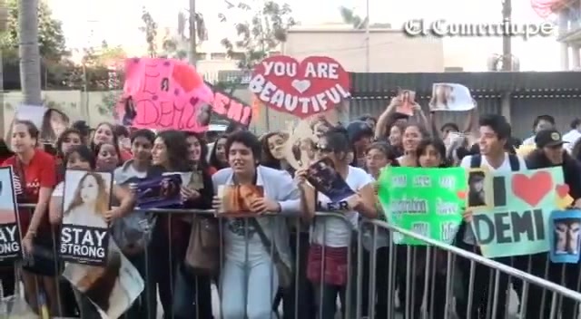 Demi Lovato Llego A Perú Y Saludo A Sus Fans  2012 06154