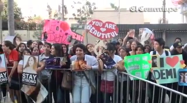 Demi Lovato Llego A Perú Y Saludo A Sus Fans  2012 06287