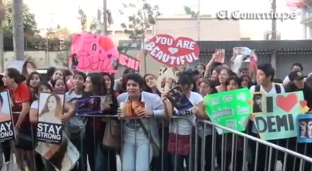 Demi Lovato Llego A Perú Y Saludo A Sus Fans  2012 06290