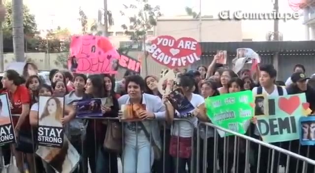 Demi Lovato Llego A Perú Y Saludo A Sus Fans  2012 06322