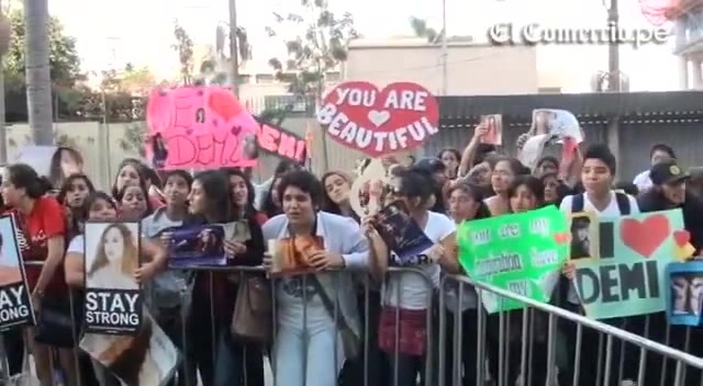 Demi Lovato Llego A Perú Y Saludo A Sus Fans  2012 06387