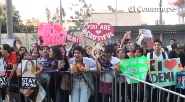 Demi Lovato Llego A Perú Y Saludo A Sus Fans  2012 06453 - Demi - Llego A Peru Y Saludo A Sus Fans 2012 Part o12