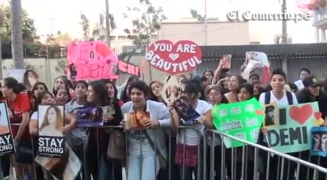 Demi Lovato Llego A Perú Y Saludo A Sus Fans  2012 06455